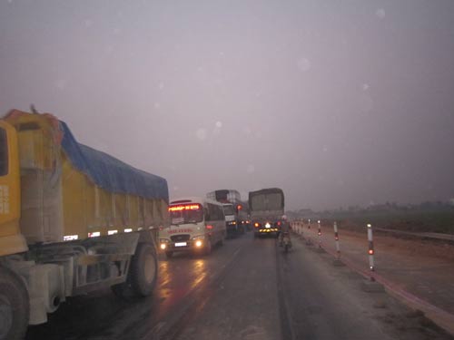 Ô tô đấu đầu nát bét, 5 người nguy kịch - 5