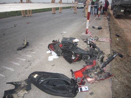 Ô tô đấu đầu nát bét, 5 người nguy kịch - 4