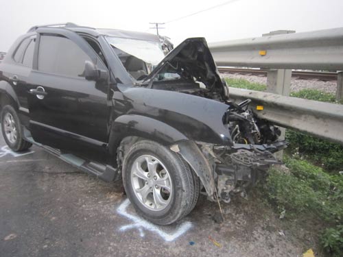 Ô tô đấu đầu nát bét, 5 người nguy kịch - 3