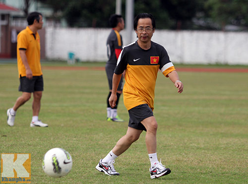 Cầu thủ U23 VN "quây" sếp VFF trên sân tập - 2