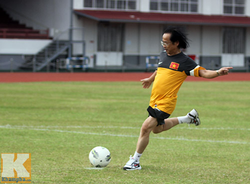 Cầu thủ U23 VN "quây" sếp VFF trên sân tập - 3