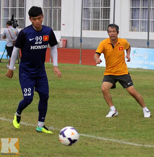 Cầu thủ U23 VN "quây" sếp VFF trên sân tập - 4