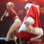 Ca nhạc - MTV - Miley Cyrus quá khiêu khích bên ông già Noel