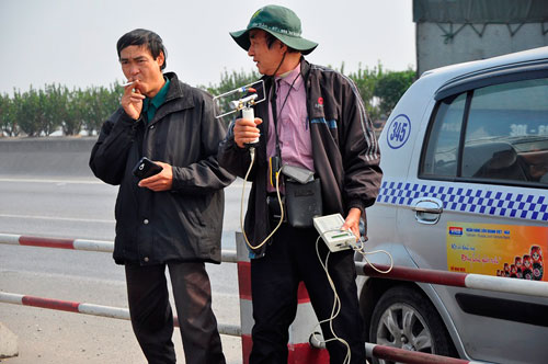 BS ném xác: Thuê máy xúc cát tìm 5 vị trí khả thi nhất - 1
