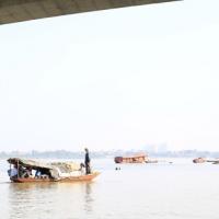 Tin tức trong ngày - BS ném xác: Thuê máy xúc cát tìm 5 vị trí khả thi nhất