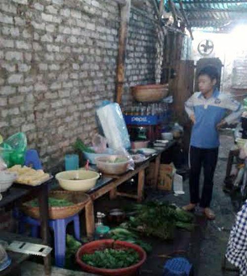 Xót lòng những bữa ăn của cử nhân tương lai - 1