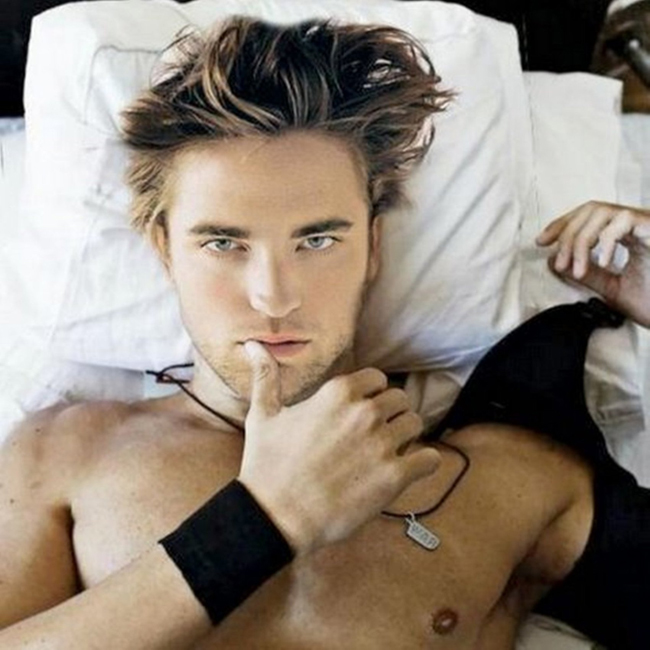 Robert Pattinson sở hữu vẻ điển trai nam tính cùng nhiều nét đẹp lạ.
