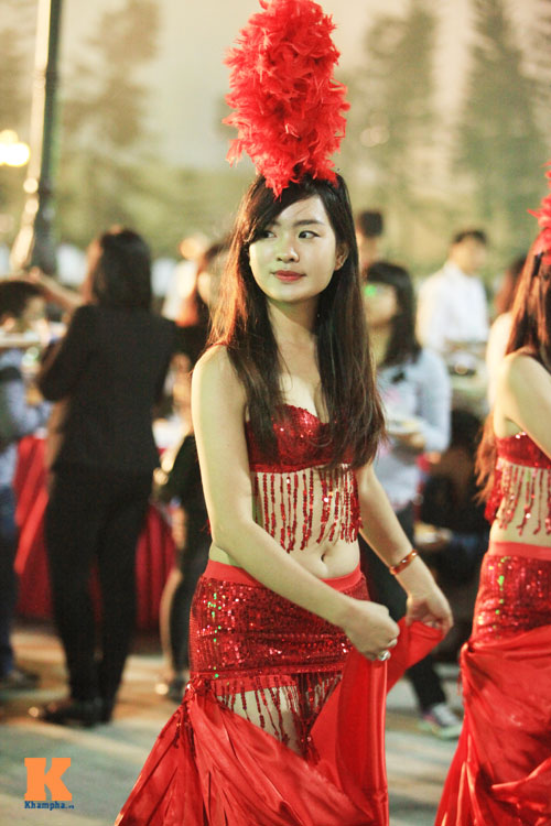 Thiếu nữ nóng bỏng trong đêm đông Hà Nội - 8