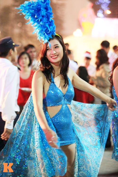 Thiếu nữ nóng bỏng trong đêm đông Hà Nội - 9