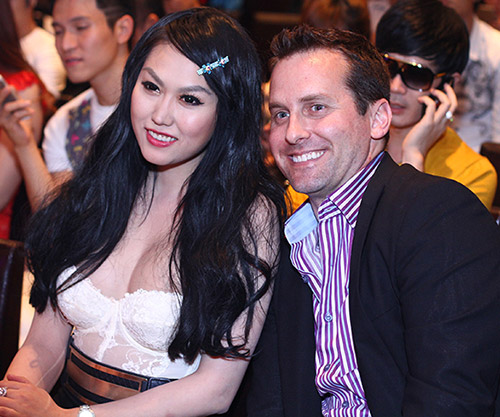 "Thót tim" vì váy xẻ của Phi Thanh Vân - 15