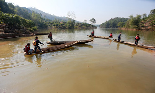 Thót tim nhìn trẻ tự chèo thuyền đến trường - 2