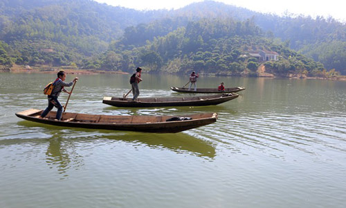 Thót tim nhìn trẻ tự chèo thuyền đến trường - 3