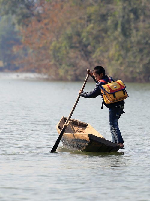 Thót tim nhìn trẻ tự chèo thuyền đến trường - 4