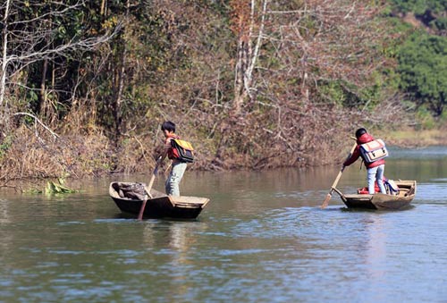 Thót tim nhìn trẻ tự chèo thuyền đến trường - 5