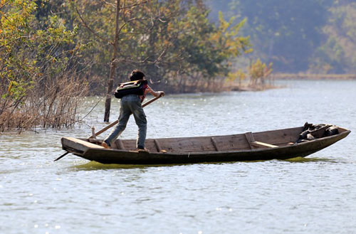 Thót tim nhìn trẻ tự chèo thuyền đến trường - 10