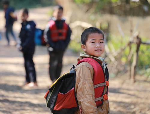 Thót tim nhìn trẻ tự chèo thuyền đến trường - 12