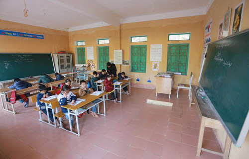 Thót tim nhìn trẻ tự chèo thuyền đến trường - 13