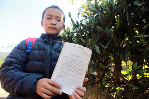 Thót tim nhìn trẻ tự chèo thuyền đến trường - 14