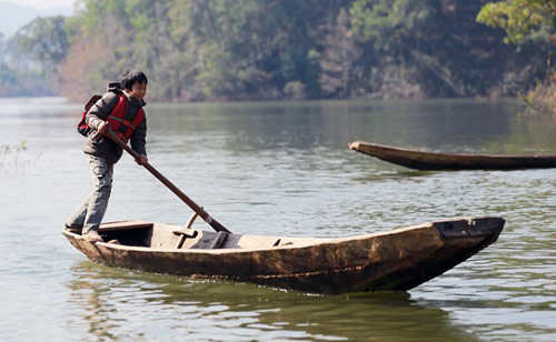 Thót tim nhìn trẻ tự chèo thuyền đến trường - 8