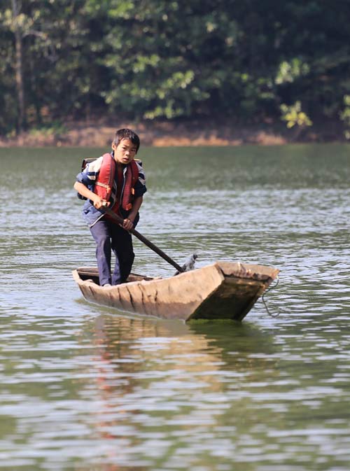 Thót tim nhìn trẻ tự chèo thuyền đến trường - 9