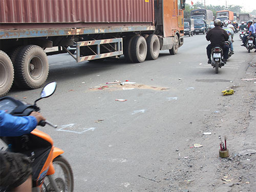 Nữ công nhân tử nạn dưới bánh xe container - 1