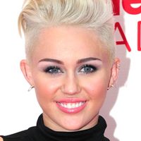 Ca nhạc - MTV - Miley Cyrus "thi đấu" với Tổng thống Mỹ, Giáo hoàng