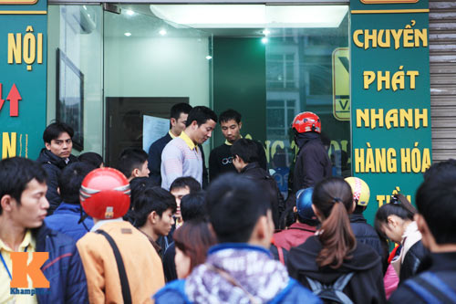 Quốc Vượng bán vé xe Tết ở Hà Nội - 1