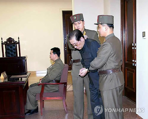Hình ảnh trước khi bị xử tử của chú Kim Jong-un - 2