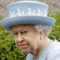 Nữ hoàng Anh nổi giận với cảnh sát “ăn vụng“