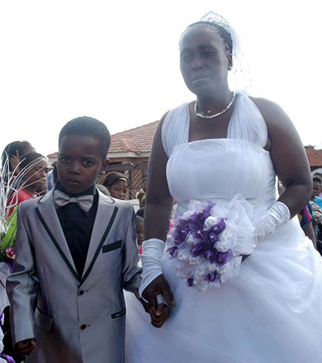 Cụ bà 61 “kết hôn” với cậu bé 8 tuổi là chuyện có thật vào tháng 2 năm nay. Đó là một nghi lễ để đáp ứng điều mong muốn của người đã khuất.
