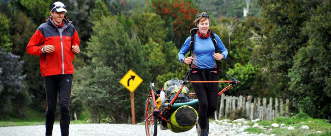 Cặp đôi kéo 2 xe đẩy có trọng lượng 100 kg đi bộ 10.300 km xuyên Nam Mỹ, đó là Katharine và David Lowrie.
