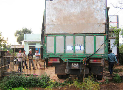 Xe tải sầm sập lao thẳng vào nhà dân - 2