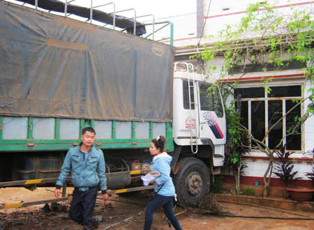 Xe tải sầm sập lao thẳng vào nhà dân - 3