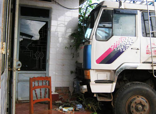 Xe tải sầm sập lao thẳng vào nhà dân - 5