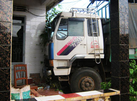 Xe tải sầm sập lao thẳng vào nhà dân - 6