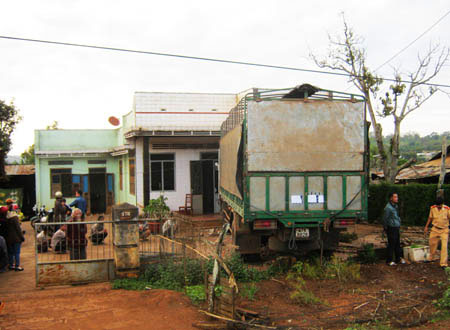 Xe tải sầm sập lao thẳng vào nhà dân - 1