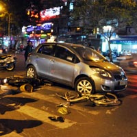 Tin tức trong ngày - Giải cứu cô gái kẹt cứng dưới gầm ô tô "điên"