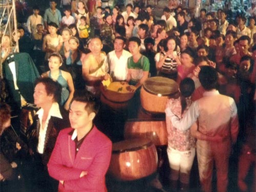 Khóc cười chuyện sao Việt chạy sô sang Campuchia - 2