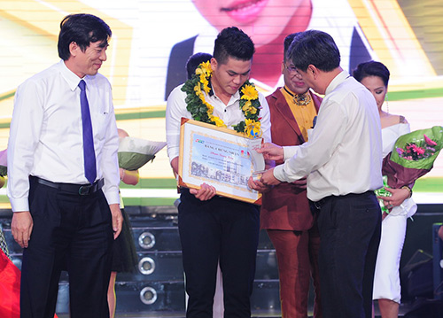 Thí sinh Tiếng hát truyền hình bật khóc phút đăng quang - 3