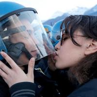 Tin tức trong ngày - Ý: Truy tố nữ sinh "quấy rối tình dục" cảnh sát