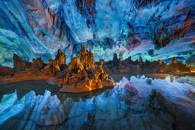 Hang động Reed Flute nằm ở tỉnh Quảng Tây, Trung Quốc, là điểm tham quan được biết đến cách đây ít nhất 1200 năm. Bên trong hang có rất nhiều măng đá, nhũ đá tuyệt đẹp với hình dạng
