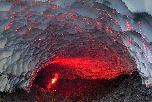 Hang động băng ở Mutnovsky Volcano (Nga) được hình thành do dòng nước nóng bắt nguồn từ núi lửa miệng Mutnovsky chảy bên dưới những cánh đồng tuyết.
