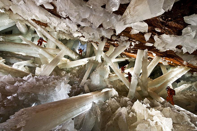 Hang động Naica Mine ở Mexico là hang động pha lê lớn nhất trên thế giới, nhưng khách du lịch không thể tới thăm vì lý do độ sâu, hơi nóng và nhiều vấn đề an toàn khác. Tuy nhiên, có rất nhiều hình ảnh hình ảnh đã được đưa vào tài liệu về hang động pha lê đồ sộ này.
