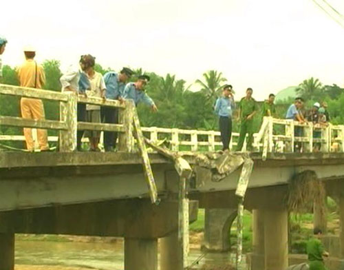 Xe tải rớt khỏi cầu, 4 người bị thương - 2