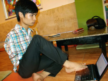 Chàng SV không tay không đầu hàng số phận - 3