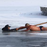 Ảnh ấn tượng: Cứu cụ già từ hồ nước đóng băng