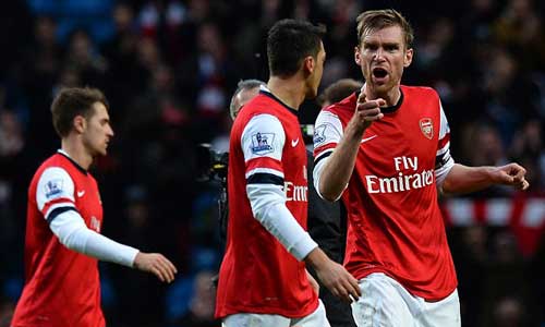 Ozil bị Mertesacker mắng té tát - 2