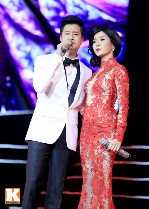 Bạn diễn giúp Lệ Quyên "thay đồ" trên sân khấu - 8