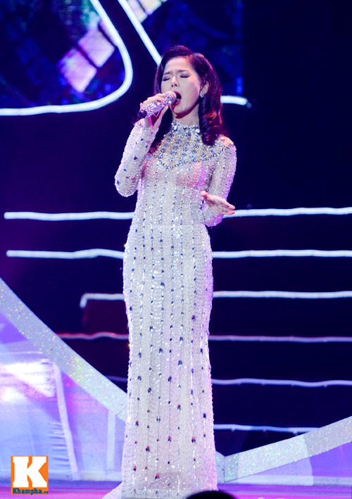 Bạn diễn giúp Lệ Quyên "thay đồ" trên sân khấu - 8