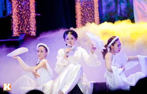 Bạn diễn giúp Lệ Quyên "thay đồ" trên sân khấu - 11